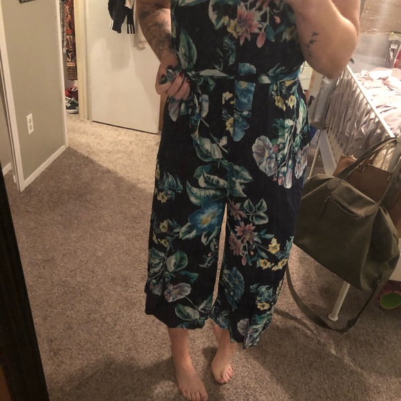 Floral Cropped Jumpsuit - Picture 3 of 4